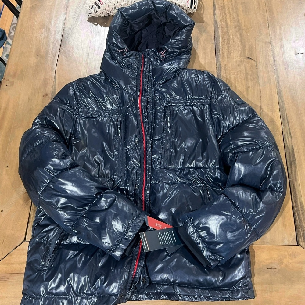 Tommy Hilfiger NWT Men’s Hooded Puffer Jacket with Red Accents, Size Large, Navy